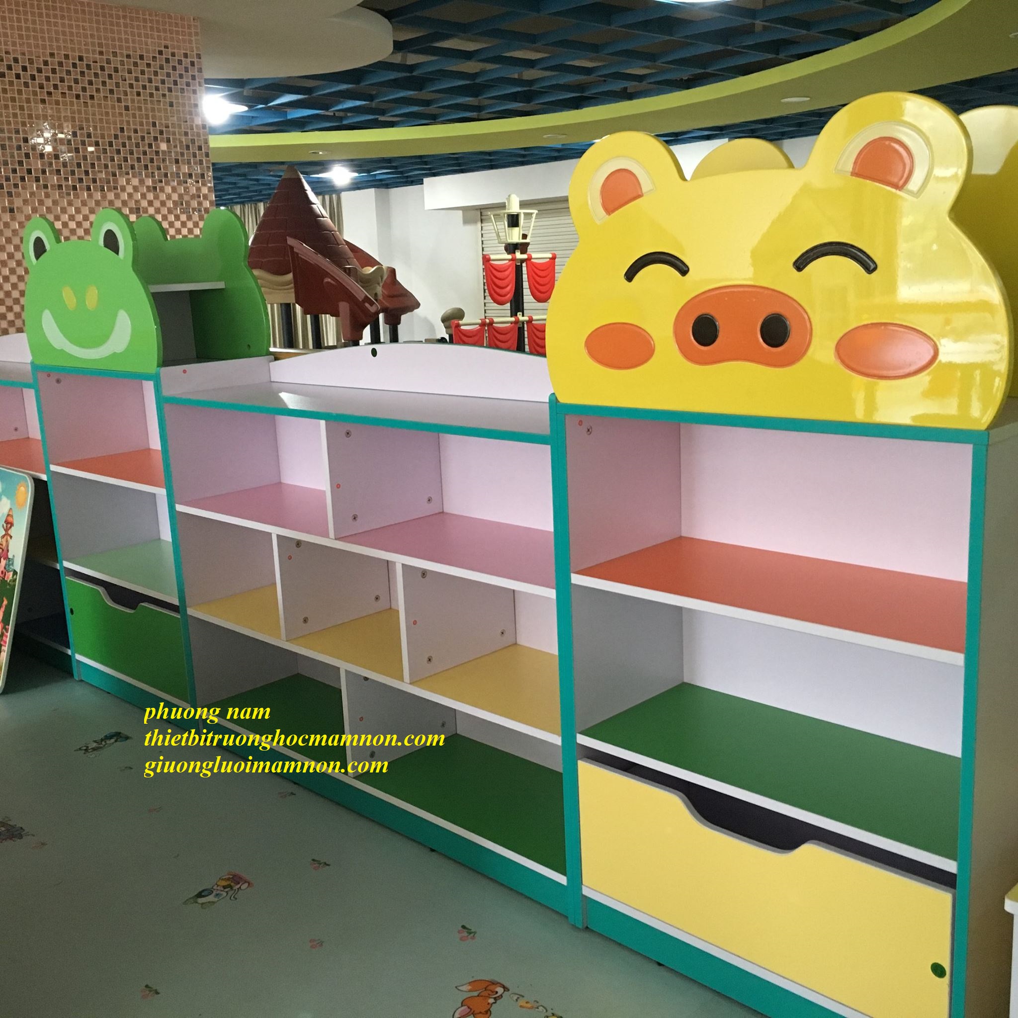 KỆ GỖ CHO BÉ MẦM NON