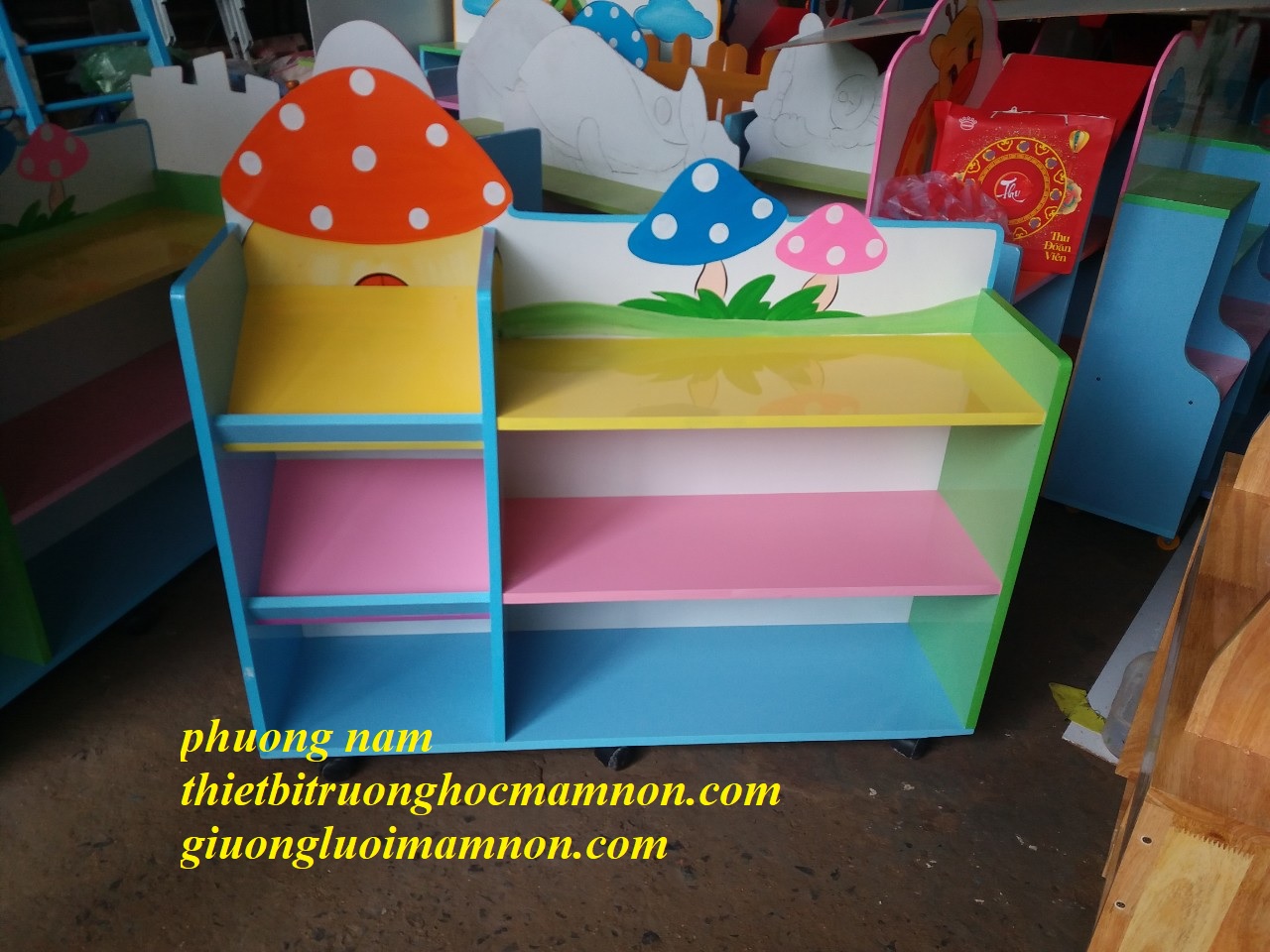 KỆ GỖ CÂY NẤM CHO BÉ MẦM NON