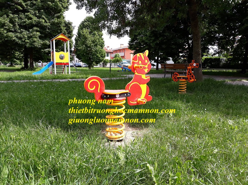 THÚ NHÚN LÒ XO SÓC CON NGOÀI TRỜI